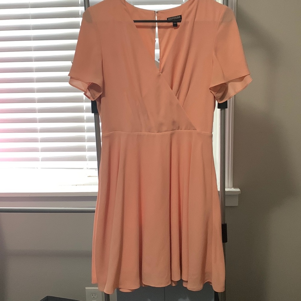 Lightly worn Express dress! Faltering and perfect for the office or date night!